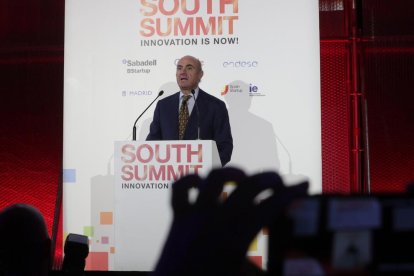 El ministre d’Economia va comparèixer ahir davant dels mitjans.