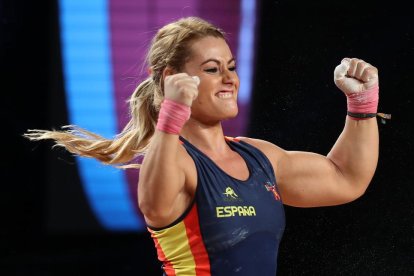 Lidia Valentín festeja una de sus tres medallas de oro.