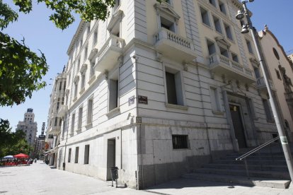 El área económica de la Paeria está ubicada en este edificio en la esquina de Sant Francesc y Blondel.