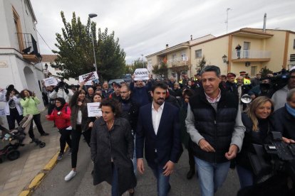 Dolors Montserrat, Dante Pérez, Xavier García Albiol y Marisa Xandri, seguidos por manifestantes y protegidos por mossos.