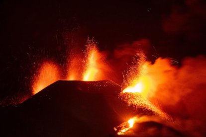 Parte del cono principal sufre un derrumbe  -  Parte del cono principal del volcán de Cumbre Vieja sufrió ayer un derrumbe. Las coladas son en la actualidad más lentas y viscosas que en los últimos días y el penacho de gases y cenizas ha llega ...