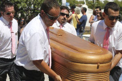 Eivissa acomiada Ángel Nieto en un emotiu funeral acompanyat de 500 motos