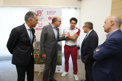 Organizadores, el golfista profesional leridano Carlos Pigem y las autoridades ayer durante el acto.