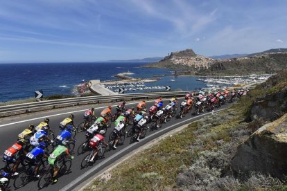 El pelotón durante la primera etapa del Giro de Italia, en Cerdeña.