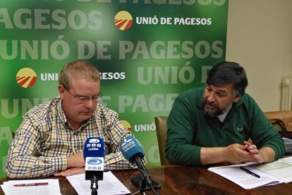 Los miembros de Unió de Pagesos Ramón Auge y Joan Caball.