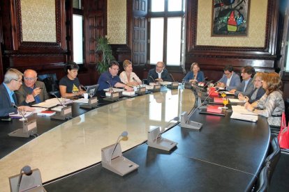La Mesa del Parlament eludeix per quarta vegada la tramitació de llei de referèndum