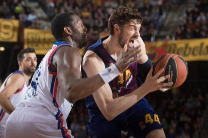 Ante Tomic intenta avanzar a canasta ante Dunston.