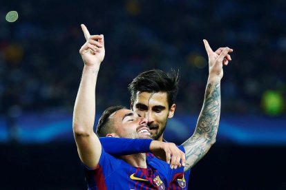 Paco Alcácer festeja junto a André Gomes el gol que inauguró el partido, el último de la fase de grupos.