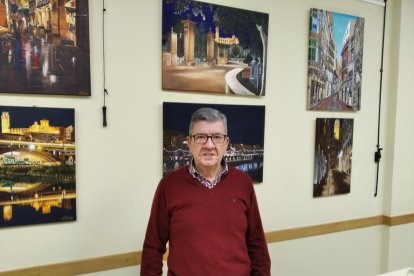 El pintor, davant de les obres que s'exposen a la sala Manolo Calpe.