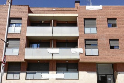 Imatge d’arxiu d’un bloc de Mollerussa on hi ha diversos pisos okupats.