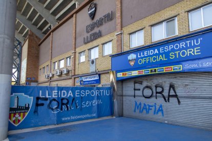 Pintadas contra los propietarios del club - Las paredes del Camp d'Esports aparecieron ayer con pintadas contra los hermanos Albert y Jordi Esteve, después de la grave crisis económica e institucional que está viviendo el club a raíz de los ...