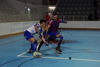 Darío Giménez, en pugna amb un rival alacantí, no va estar tan inspirat ahir de cara a porteria.