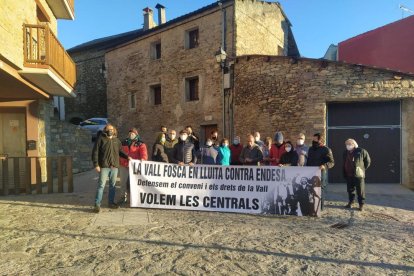 La concentración convocada ayer a raíz de los primeros cortes de luz en el núcleo de Paüls.