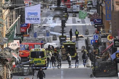 Les forces de seguretat i sanitàries desplegades ahir al centre d’Estocolm moments després del brutal atemptat.