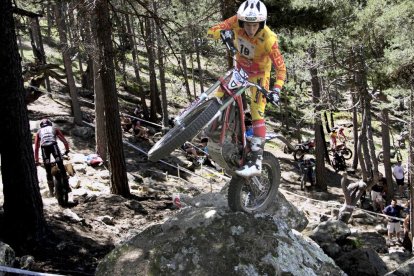 Arnau Farré, superant una de les zones en ple bosc.