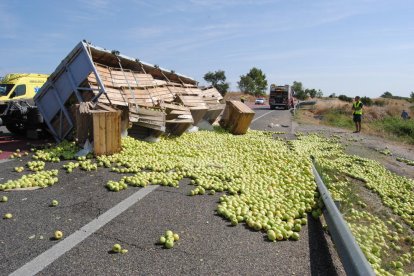 Vuelca un camión de fruta en la antigua N-II en Golmés