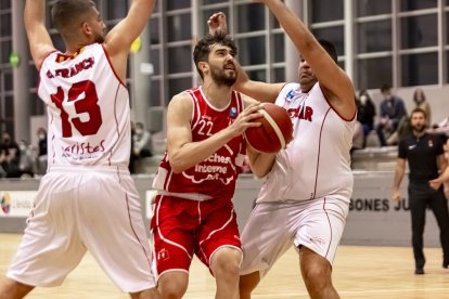 Arnau Garrabé intenta superar la defensa del Ademar.