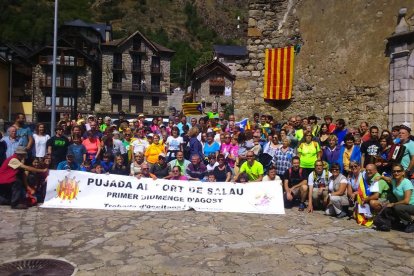 El grupo de participantes en el encuentro en la plaza mayor de Isil.