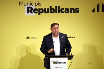 A la izquierda, foto de Junqueras, y a la derecha, de Sànchez.