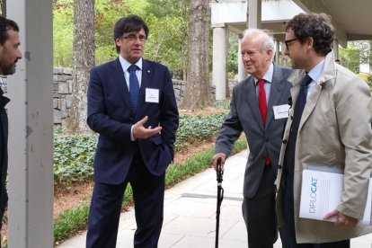 Carles Puigdemont en Atlanta al lado del senador Ambler Hodges Moss, con bastón.