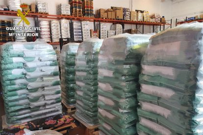 La comida para perros en mal estado, retirada del mercado por la Guardia Civil en Lleida.