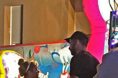 Piqué y Shakira, conversando con vecinos el sábado en la fiesta mayor de Sant Guim de Freixenet.