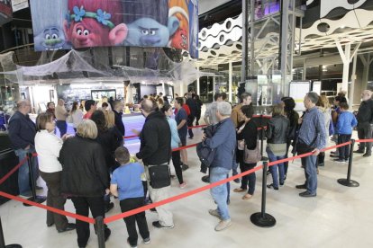 Colas en JCA Alpicat en la Fiesta del Cine, con entradas más baratas.