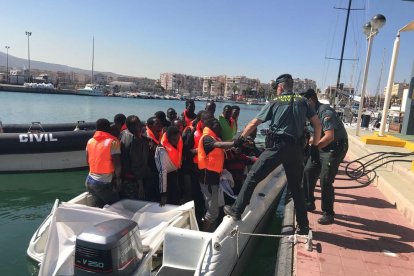 Arriben a Melilla 31 immigrants en una llanxa esportiva