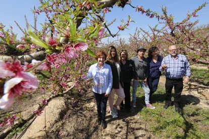 Aitona va acomiadar ahir la temporada de flors amb una visita ‘vip’ als camps de presseguers.