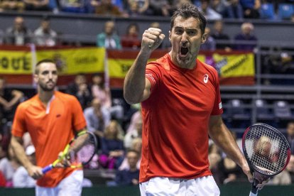 Los serbios Nenad Zimonjic y Viktor Troicki celebran el triunfo.