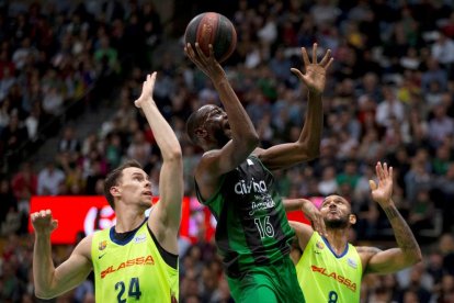 Nobel Boungou-Colo llança davant de Kyle Kuri i Adam Hanga.