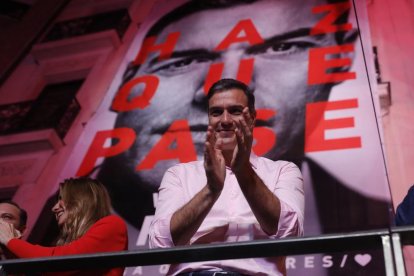El candidato de ERC al Congreso Gabriel Rufián celebra la victoria.