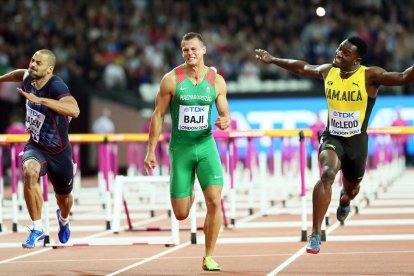 Omar McLeod cruza la línea de meta vencedor al lado del húngaro Balazs Baji, que fue bronce.