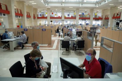 Diverses persones són ateses presencialment per elaborar l'esborrany de la renda de 2019.