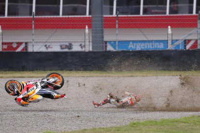 La Honda voló por los aires y Marc salió ileso del espectacular accidente.