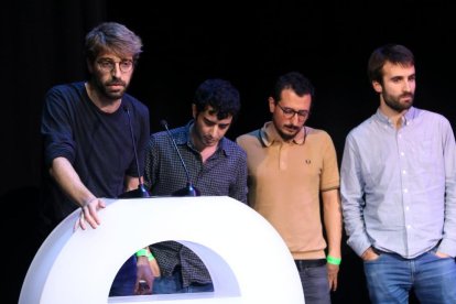 Guillem Gisbert, al capdavant dels Manel, al recollir els premis.