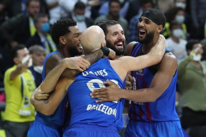 Nikola Mirotic celebra la victoria con sus compañeros.