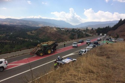 El remolc del tractor va bolcar al mig de la carretera a Talarn.