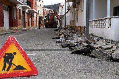 Les obres de millora al carrer A de Mequinensa.