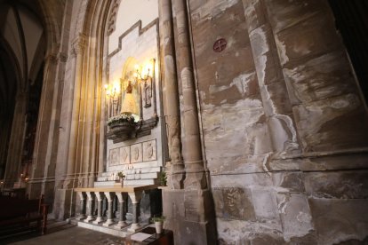 Una de les parets interiors del temple en què poden apreciar-se les humitats a la pedra.