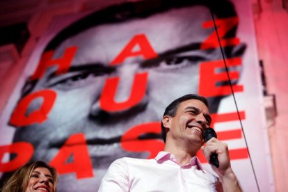 Pedro Sánchez, a l’exterior de la seu del PSOE al carrer Ferraz de Madrid, diumenge.