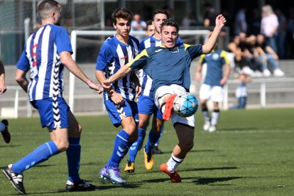 Un jugador del Borges intenta controlar la pilota davant la presència de diversos jugadors del San Cristóbal.