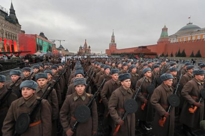 Marcha en Moscú del Ejército ruso por la Revolución de Octubre. 