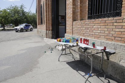 El incendio calcinó parte de la mesa con las velas. 