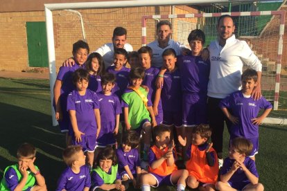 Cela, con técnicos y alumnos del curso pasado de su escuela.