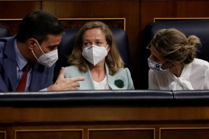 Pedro Sánchez, Nadia Calviño y Yolanda Díaz charlan en el Congreso en una fotografía de archivo.