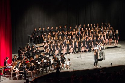 Un momento del emotivo concierto de homenaje a Jordi Riu celebrado el domingo en Cervera.