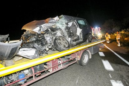 Imagen del coche en el que viajaba el fallecido en La Sentiu de Sió.