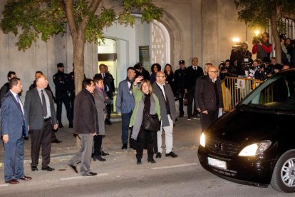 Ramona Barrufet, en el centro saludando a los congregados, a su salida anoche del Supremo.