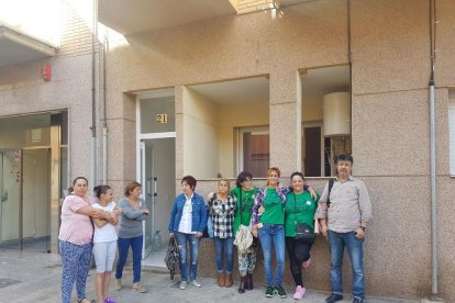 Membres de la PAH i veïns de Balaguer, al número 21 de la carretera de Camarasa.